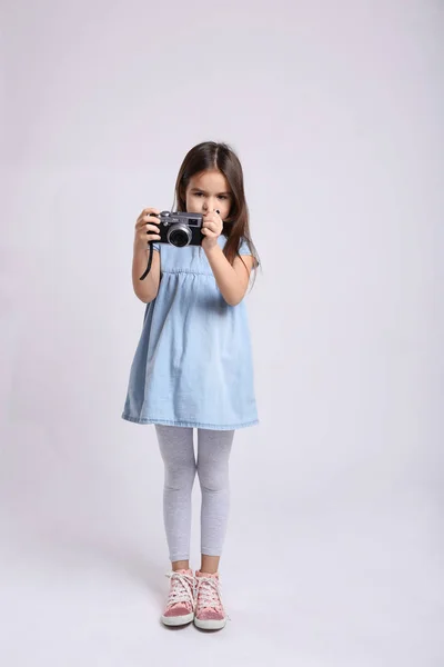 Menina com câmera vintage — Fotografia de Stock