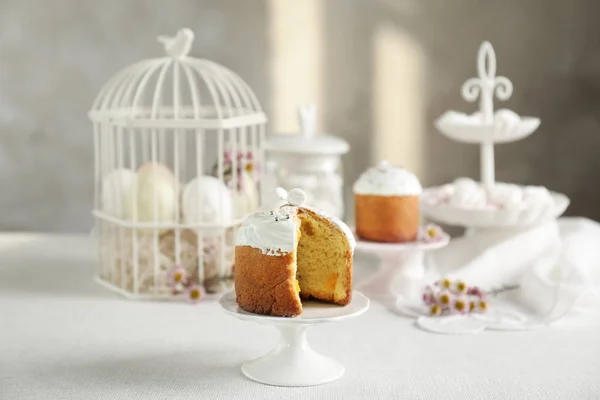 Bolo de Páscoa com passas — Fotografia de Stock