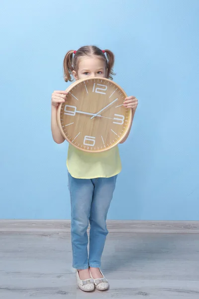 Büyük saat ile sevimli küçük kız — Stok fotoğraf