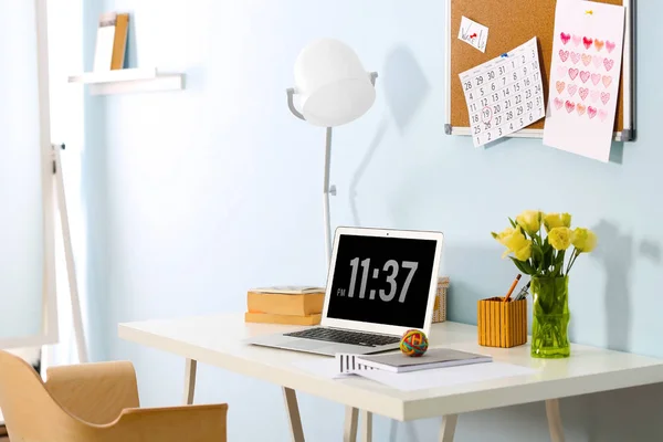 Local de trabalho com laptop na mesa — Fotografia de Stock