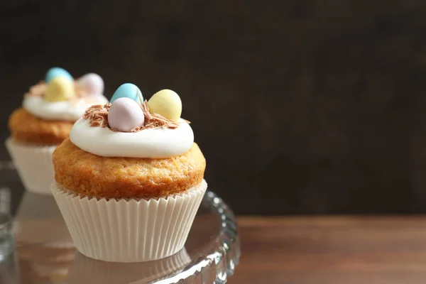 Cam pasta üzerinde Paskalya kek dekore edilmiş — Stok fotoğraf
