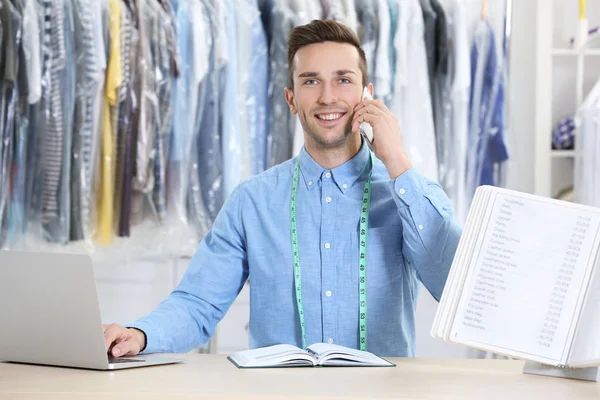 Worker in dry-cleaning salon — Stock Photo, Image