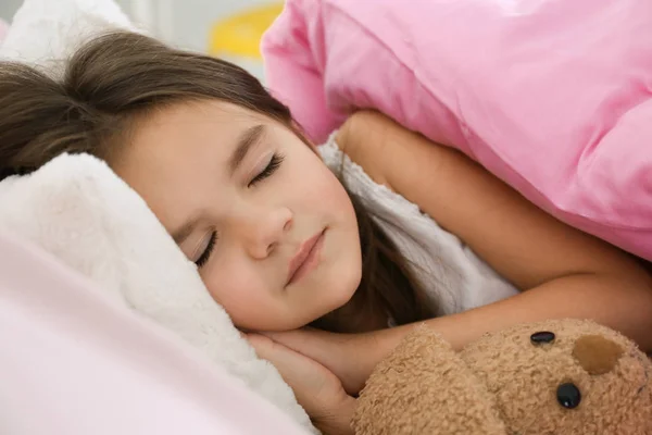 Bambina che dorme a letto — Foto Stock