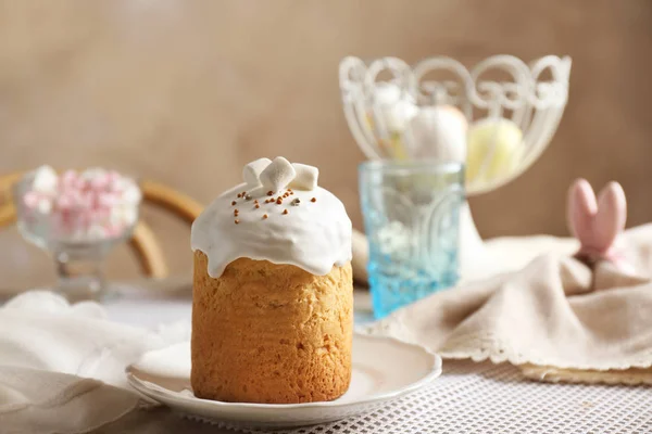 Torta di Pasqua su tavolo festivo — Foto Stock