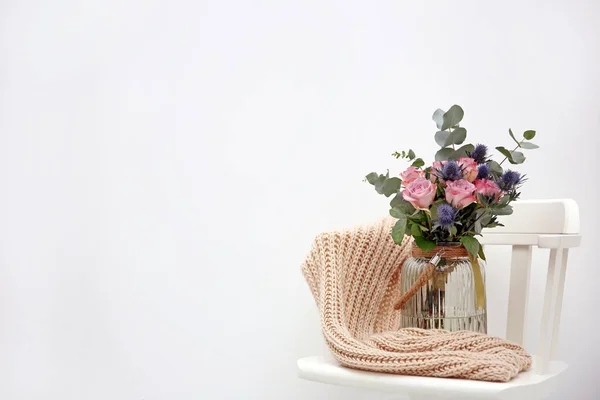 美しい花束と木製の椅子 — ストック写真