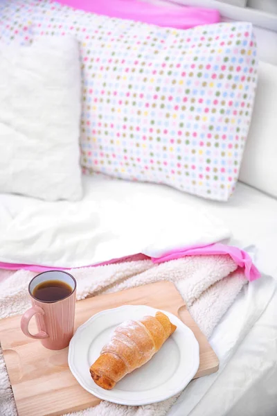 Cup of coffee and croissant — Stock Photo, Image