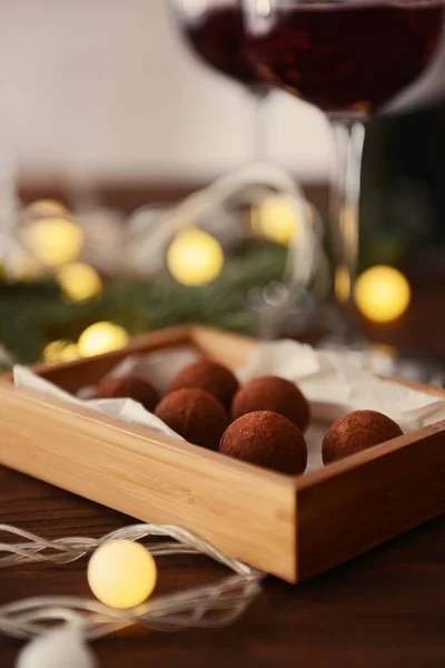 Čokolády s věnec na stůl — Stock fotografie