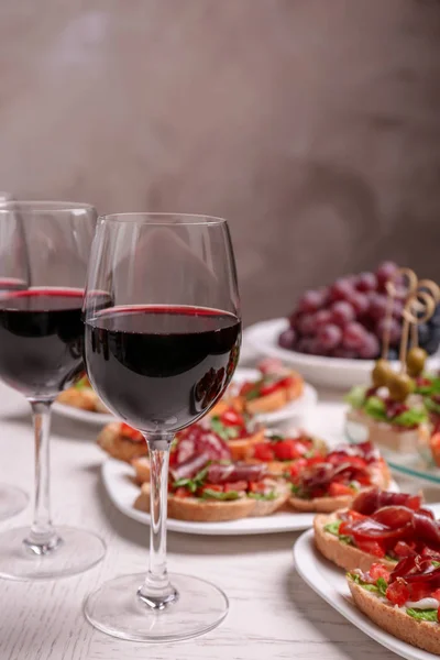 Vino con sabrosa bruschetta — Foto de Stock