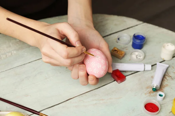 Manos femeninas pintando huevos de Pascua —  Fotos de Stock