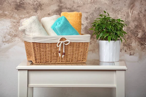 Fläschchen sauberer Handtücher — Stockfoto