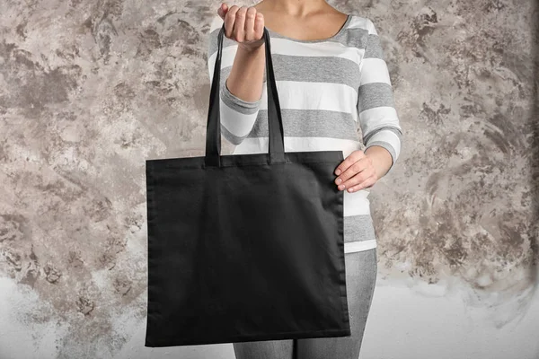 Alışveriş çantalı kadın.