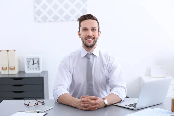 HR manager sollicitatiegesprek geleidende — Stockfoto