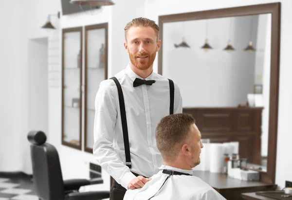 Hairdresser and client in barbershop — Stock Photo, Image