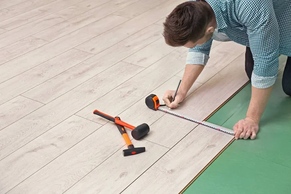 Man installing laminate flooring — Stock Image Man installing laminate flooring Royalty Free Stock Images