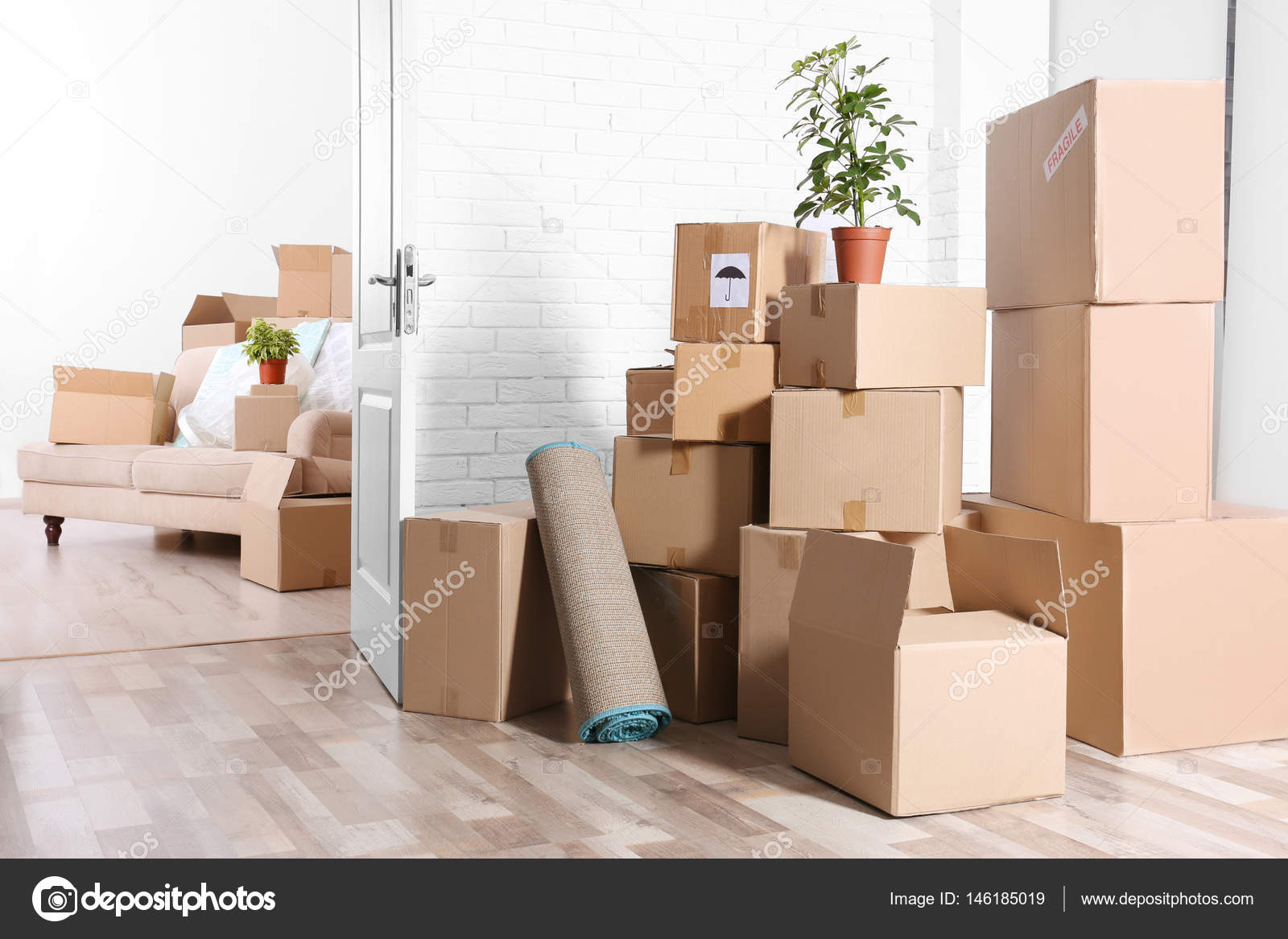 Коробка в комнате. Квартирный переезд. Семья в новой квартире с коробками. Packing in time. Коробки для переезда.
