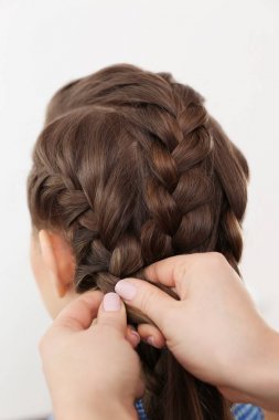 güzel örgü saç modeli olan kadın