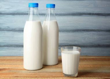 Lezzetli süt ile cam şişe