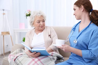 Yaşlı kadınlarda hafif Oda çay veren hemşire
