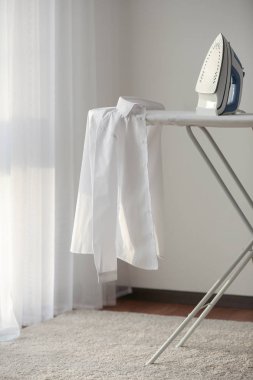 Modern demir ve gömlek 