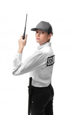 Kadın güvenlik görevlisi  