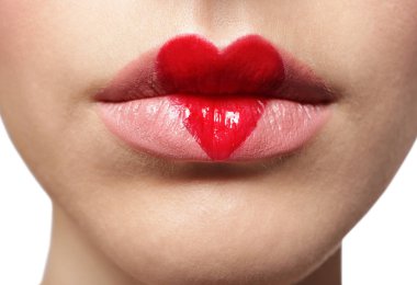 Güzel kadın kalp ile dudakları boyalı