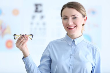 Gözlük elinde tutan kadın arka plan bulanık