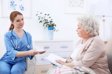 Yaşlı kadınlarda hafif Oda çay veren hemşire