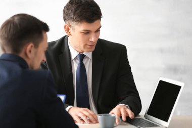 Ofiste genç adam görüşme insan kaynakları yöneticisi