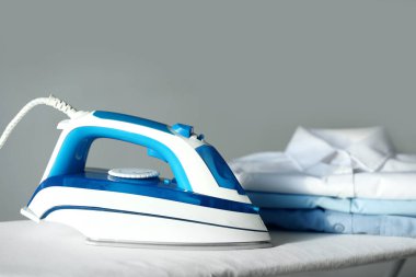 Modern demir ve temiz giysiler