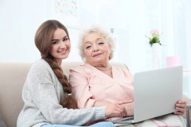 Evde kanepede büyükanne ile güzel kız