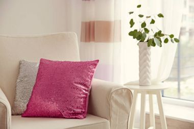 koltuk üzerinde iki parlak dekoratif yastıklar