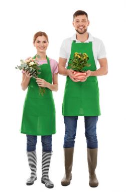 Buket ve bitki tutan adam kadın