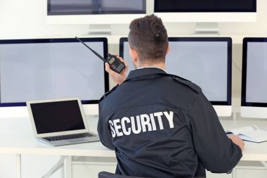 Gözetim odasında yakışıklı güvenlik görevlisi