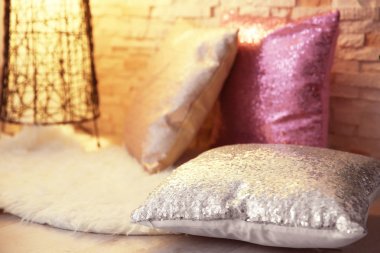 Üç parlak dekoratif yastıklar