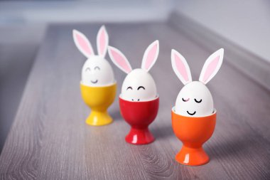 Paskalya yumurtaları kağıt kulakları ile