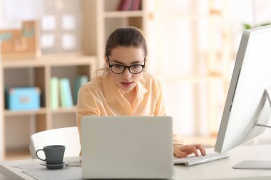 Ofiste çalışan kadın.