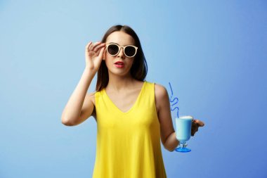 muzlu süt olan kadın 