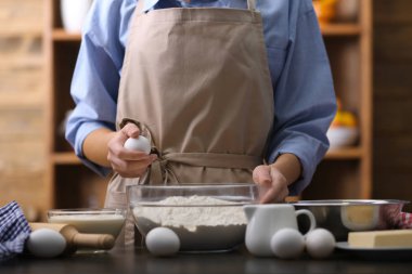 Kadın para kazanıyor.