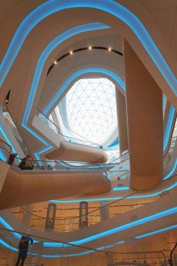 Alışveriş merkezinde yürüyen merdiven.