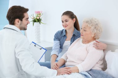 Büyükanne ziyaret doktor ile güzel kız