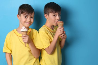 Yakışıklı çocuk mavi zemin üzerine dondurma ile