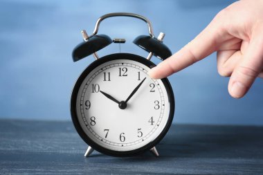 çalar saat gösteren bir el