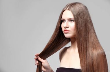 Güzel, uzun saçlı kadın.