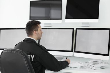 Gözetim odasında yakışıklı güvenlik görevlisi