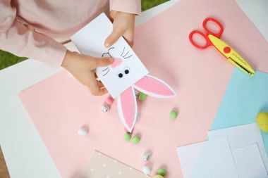 Paskalya hediye kutusu ile küçük kız