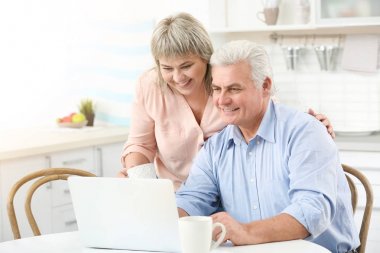 Çift mutfak laptop ile orta yaşlı