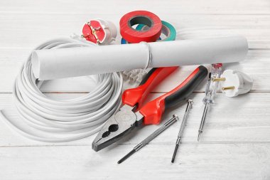 Beyaz ahşap zemin üzerinde araçları