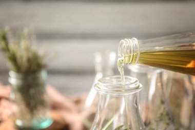 Şişe içine yağ boşaltma