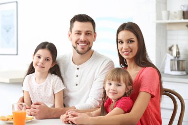 Evde mutfak mutlu aile