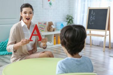 kadın öğretmen ve çocuk ders üzerinde